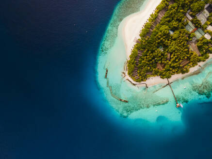 Luftaufnahme einer tropischen Insel, Nahaufnahme von Strand und Meer, Baa Atoll, Malediven. - AAEF20082