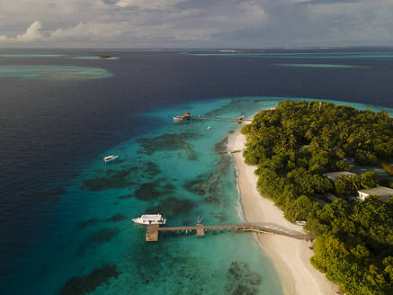 Luftaufnahme einer tropischen Insel mit Wasservilla im klaren Ozean, Baa Atoll, Malediven. - AAEF20086