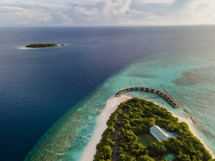 Luftaufnahme einer tropischen Insel mit Wasservilla im klaren Ozean, Baa Atoll, Malediven. - AAEF20088