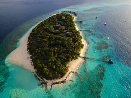 Luftaufnahme einer tropischen Insel mit Wasservilla bei Sonnenaufgang, Baa Atoll, Malediven. - AAEF20092