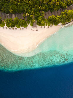 Luftaufnahme eines weißen Sandstrands entlang der Küste bei Sonnenaufgang, Baa Atoll, Malediven. - AAEF20095