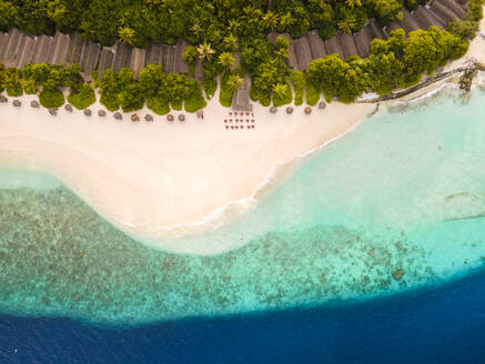 Luftaufnahme eines weißen Sandstrands entlang der Küste bei Sonnenaufgang, Baa Atoll, Malediven. - AAEF20096