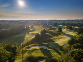 Luftaufnahme des Sonnenaufgangs über einem Golfplatz in Columbia, Maryland, Vereinigte Staaten. - AAEF20141