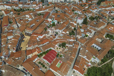 Luftaufnahme von Coria, einer kleinen Stadt im Bezirk Caceres, Spanien. - AAEF20282