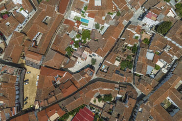 Luftaufnahme von Coria, einer kleinen Stadt im Bezirk Caceres, Spanien. - AAEF20283