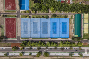 Luftaufnahme von Sportplätzen entlang der Straße in Coria, einer Kleinstadt im Bezirk Caceres, Spanien. - AAEF20291