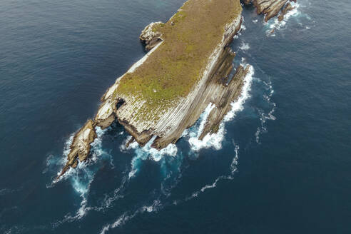 Luftaufnahme der Insel Ilha da Fora in Baleal entlang der Meeresküste in Leiria, Portugal. - AAEF20312