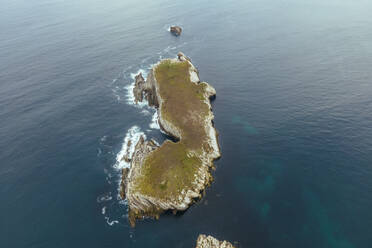 Luftaufnahme der Insel Ilha da Fora in Baleal entlang der Meeresküste in Leiria, Portugal. - AAEF20314