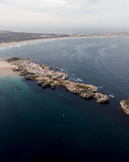 Luftaufnahme eines kleinen Fischerboots, das vor der Atlantikküste in Balear, einer kleinen Stadt auf der Insel im Bezirk Leiria, Portugal, vor Anker liegt. - AAEF20338