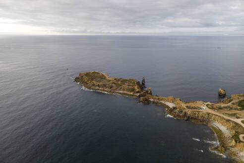 Luftaufnahme von Ilheu da Papoa, einer kleinen Insel in Peniche, die dem Atlantischen Ozean zugewandt ist, Leiria, Portugal. - AAEF20373