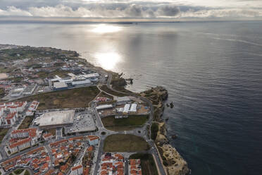 Luftaufnahme der Halbinsel Peniche mit hoher Steilküste an der Atlantikküste, Bezirk Leiria, Portugal. - AAEF20375