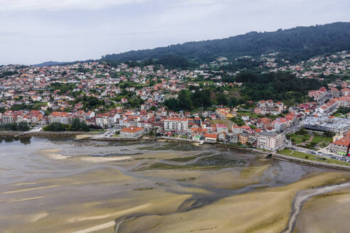 Luftaufnahme von Moana, einer kleinen Stadt an der Küste des Flusses Ria de Vigo bei Ebbe, Vigo, Galicien, Spanien. - AAEF20452