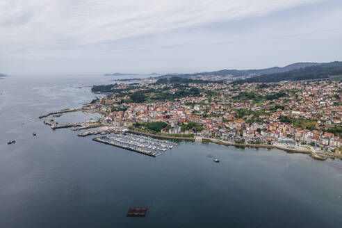 Luftaufnahme von Moana, einer kleinen Stadt an der Küste des Flusses Ria de Vigo mit Hafen, Vigo, Galicien, Spanien. - AAEF20455