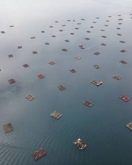 Luftaufnahme einer Fischereiplattform für Fischereikulturen vor der Küste von Moana entlang des Flusses Ria de Vigo, Vigo, Galicien, Spanien. - AAEF20460