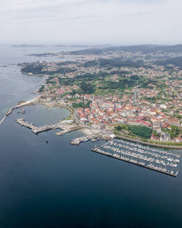 Luftaufnahme von Moana, einer kleinen Stadt an der Küste des Flusses Ria de Vigo mit Hafen, Vigo, Galicien, Spanien. - AAEF20465