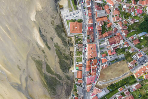 Luftaufnahme von Moana, einer kleinen Stadt an der Küste des Flusses Ria de Vigo bei Ebbe, Vigo, Galicien, Spanien. - AAEF20468