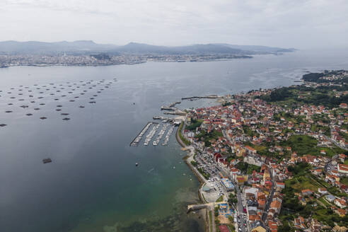 Luftaufnahme von Moana, einer kleinen Stadt an der Küste des Flusses Ria de Vigo mit Hafen, Vigo, Galicien, Spanien. - AAEF20469