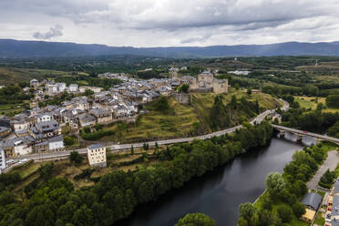 Luftaufnahme von Puebla de Sanabria, einer kleinen Stadt mit einer mittelalterlichen Burg am Fluss Rio Tera in Zamora, Spanien. - AAEF20482