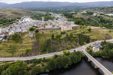 Luftaufnahme von Puebla de Sanabria, einer kleinen Stadt mit einer mittelalterlichen Burg am Fluss Rio Tera in Zamora, Spanien. - AAEF20483