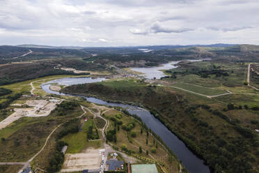 Luftaufnahme des Flusses Rio Tera bei Puebla de Sanabria in Zamora, Spanien. - AAEF20493