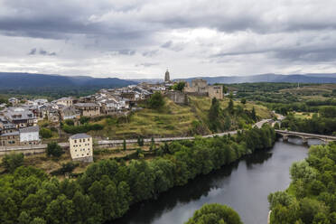 Luftaufnahme von Puebla de Sanabria, einer kleinen Stadt mit einer mittelalterlichen Burg am Fluss Rio Tera in Zamora, Spanien. - AAEF20494