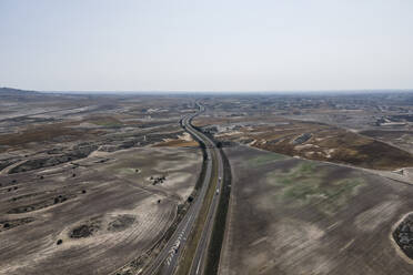 Luftaufnahme der Autobahn durch das Wüstental in der Nähe der Wüste Monegros, Zaragoza, Spanien. - AAEF20539