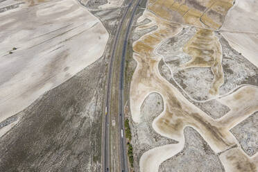 Luftaufnahme der Autobahn durch das Wüstental in der Nähe der Wüste Monegros, Zaragoza, Spanien. - AAEF20544