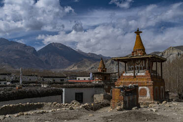 Bunt bemalte buddhistische Stupa, Königreich Mustang, Himalaya, Nepal, Asien - RHPLF26181