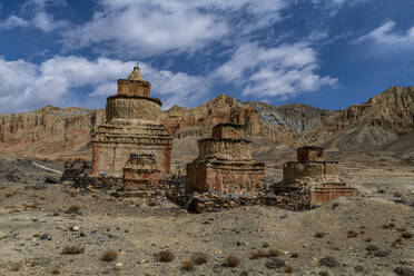 Bunt bemalte buddhistische Stupa in einer erodierten Berglandschaft, Königreich Mustang, Himalaya, Nepal, Asien - RHPLF26184