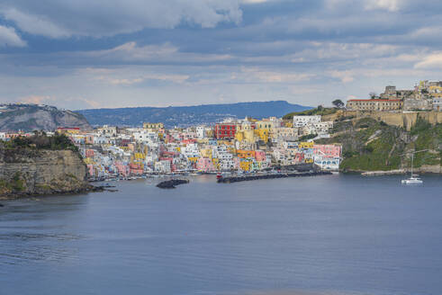 Das bunte Dorf Marina Corricella, Insel Procida, Tyrrhenisches Meer, Bezirk Neapel, Bucht von Neapel, Region Kampanien, Italien, Europa - RHPLF26292