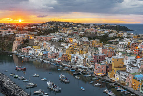 Sonnenuntergang in Marina Corricella, dem berühmten bunten Fischerdorf auf der Insel Procida, Tyrrhenisches Meer, Bezirk Neapel, Golf von Neapel, Region Kampanien, Italien, Europa - RHPLF26293