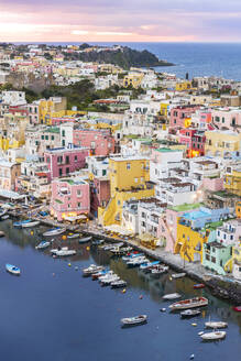 Erhöhter Blick auf das Fischerdorf Marina Corricella mit bunten Häusern, Insel Procida, Tyrrhenisches Meer, Bezirk Neapel, Bucht von Neapel, Region Kampanien, Italien, Europa - RHPLF26294