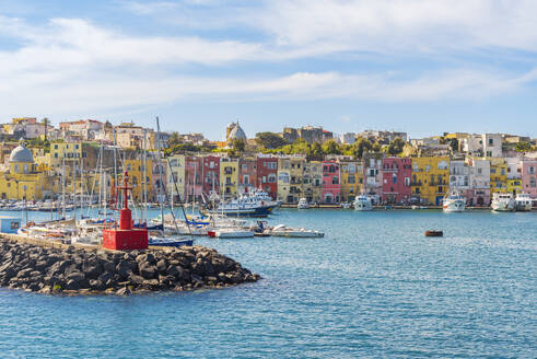 Blick auf den Hafen und das bunte Dorf Procida, Insel Procida, Tyrrhenisches Meer, Bezirk Neapel, Bucht von Neapel, Region Kampanien, Italien, Europa - RHPLF26295