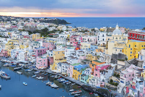 Blick auf das bunte italienische Fischerdorf Marina Corricella in der Abenddämmerung, Insel Procida, Tyrrhenisches Meer, Bezirk Neapel, Bucht von Neapel, Region Kampanien, Italien, Europa - RHPLF26299