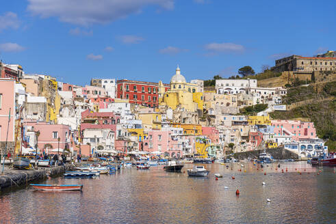 Blick auf das berühmte bunte italienische Fischerdorf Marina Corricella, Insel Procida, Tyrrhenisches Meer, Bezirk Neapel, Bucht von Neapel, Region Kampanien, Italien, Europa - RHPLF26300