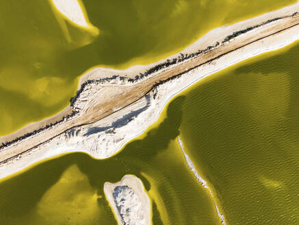 Luftaufnahme einer abstrakten Wasserformation mit Sandbänken im Naturpark Ria Largatos, Río Lagartos, Yucatan, Mexiko. - AAEF20570