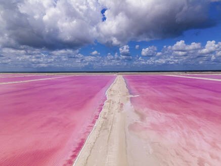 Luftaufnahme der rosafarbenen Salzseen entlang der Küste im Naturpark Ria Largatos, Río Lagartos, Yucatan, Mexiko. - AAEF20571