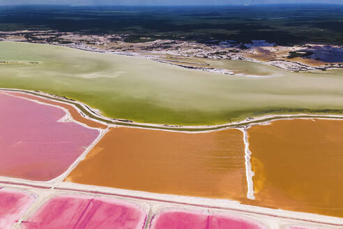 Luftaufnahme der rosafarbenen Salzseen entlang der Küste im Naturpark Ria Largatos, Río Lagartos, Yucatan, Mexiko. - AAEF20573