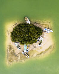 Luftaufnahme von Fischerbooten entlang einer kleinen Insel an der Küste, Progreso, Yucatan, Mexiko. - AAEF20580