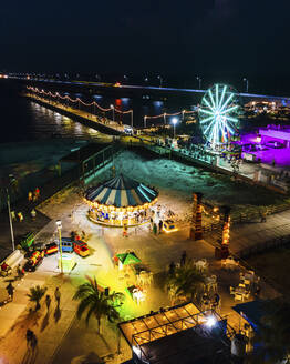 Luftaufnahme des Themenparks entlang des Piers bei Nacht in Progreso, Yucatan, Mexiko. - AAEF20591