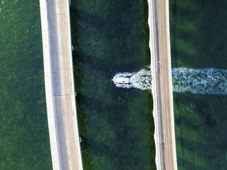 Luftaufnahme eines unter der Brücke fahrenden Schnellboots in Progreso, Yucatan, Mexiko. - AAEF20609