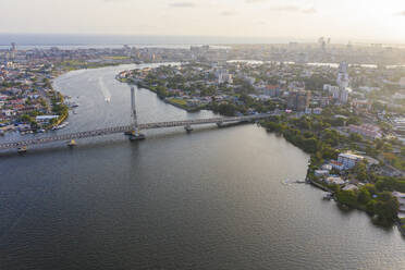 Luftaufnahme der Lagos Lekki Ikoyi Verbindungsbrücke mit Teilen von Lekki, Ikoyi und Banana Island, Nigeria. - AAEF20714