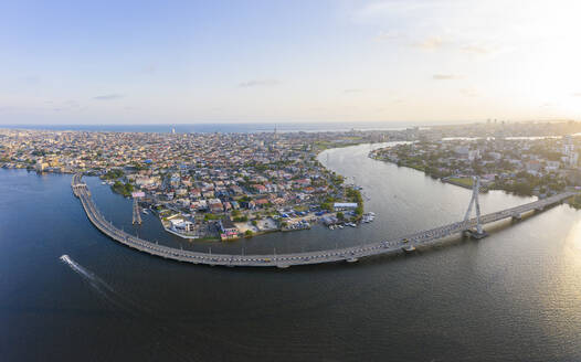 Luftaufnahme der Lagos Lekki Ikoyi Verbindungsbrücke mit Teilen von Lekki, Ikoyi und Banana Island, Nigeria. - AAEF20727