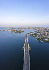 Panoramablick auf die Verbindungsbrücke Lagos Lekki Ikoyi mit Teilen von Lekki, Ikoyi und Banana Island, Nigeria. - AAEF20735