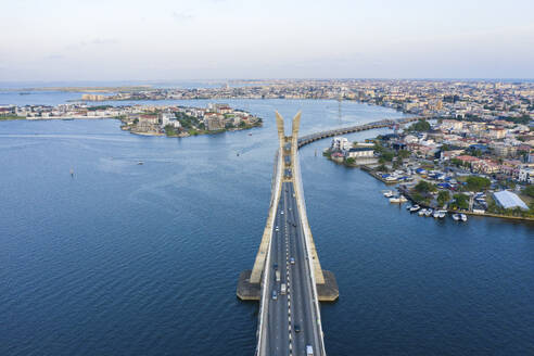 Luftaufnahme der Lagos Lekki Ikoyi Verbindungsbrücke mit Teilen von Lekki, Ikoyi und Banana Island, Nigeria. - AAEF20736