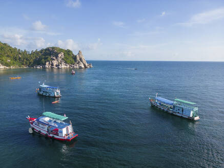 Aerial view of diving boats in the Chalok Baan Kao bay granite coast line on the island of Ko Tao, Thailand. - AAEF20838