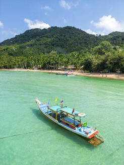 Aerial view of longtail boat on Sairee beach on Ko Tao island, Thailand. - AAEF20857
