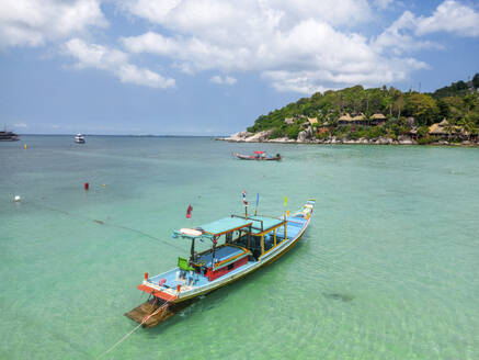 Aerial view of longtail boat on Sairee beach on Ko Tao island, Thailand. - AAEF20858