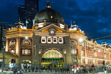 Melbournes icon Flinders Street Station. Melbourne, Victoria, Australia, Pacific - RHPLF26303