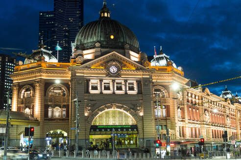 Melbournes icon Flinders Street Station. Melbourne, Victoria, Australia, Pacific - RHPLF26303